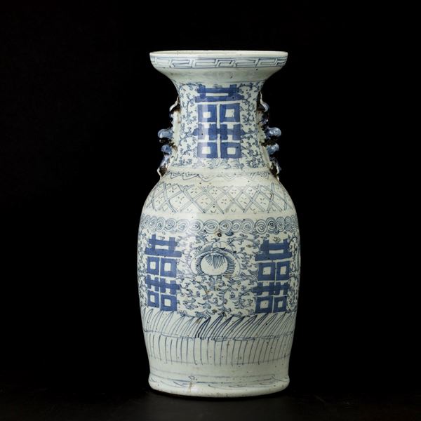 Vaso biansato in porcellana bianca e blu con decori a motivi geometrici, Cina, XX secolo