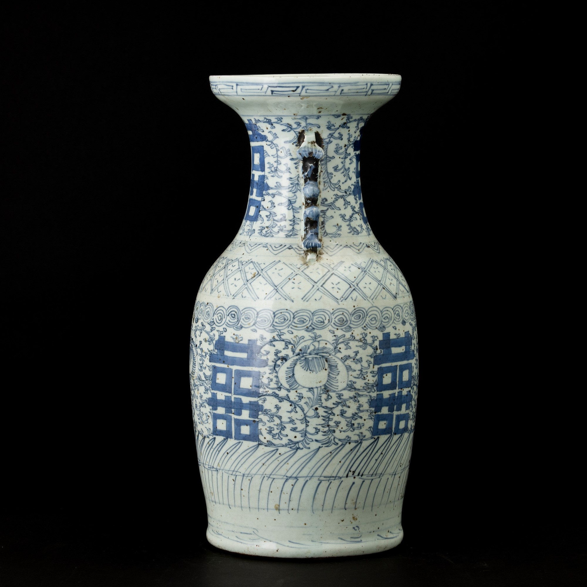 Cina, Vaso biansato in porcellana bianca e blu con decori geometrici (XX secolo)