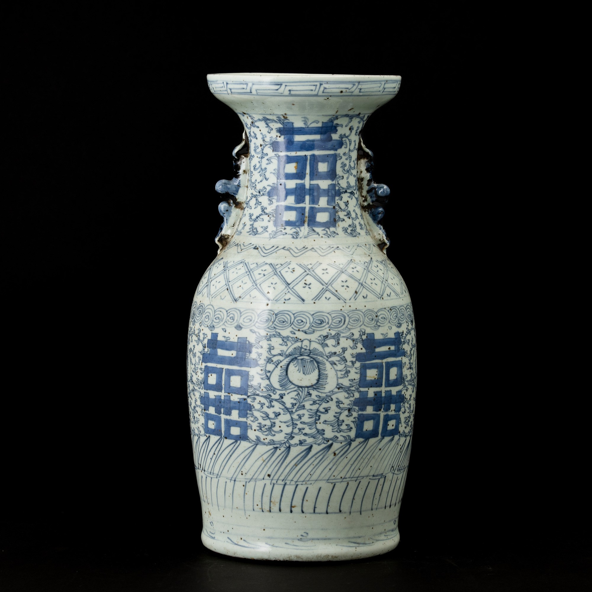 Cina, Vaso biansato in porcellana bianca e blu con decori geometrici (XX secolo)