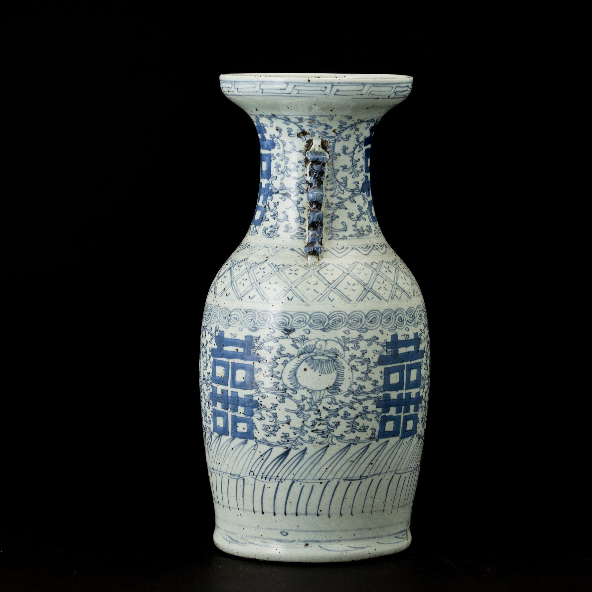 Cina, Vaso biansato in porcellana bianca e blu con decori geometrici (XX secolo)