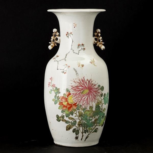 Vaso in porcellana biansato a soggetto naturalistico, Cina, Repubblica