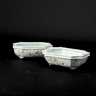Cina, due vassoi in porcellana Famiglia Rosa, Dinastia Qing, epoca Qianlong (1736-1796)