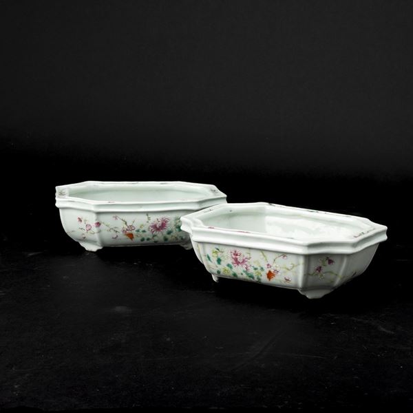 Lotto composto da due vassoi in porcellana Famiglia Rosa, Cina, Dinastia Qing, epoca Qianlong (1736-1796)