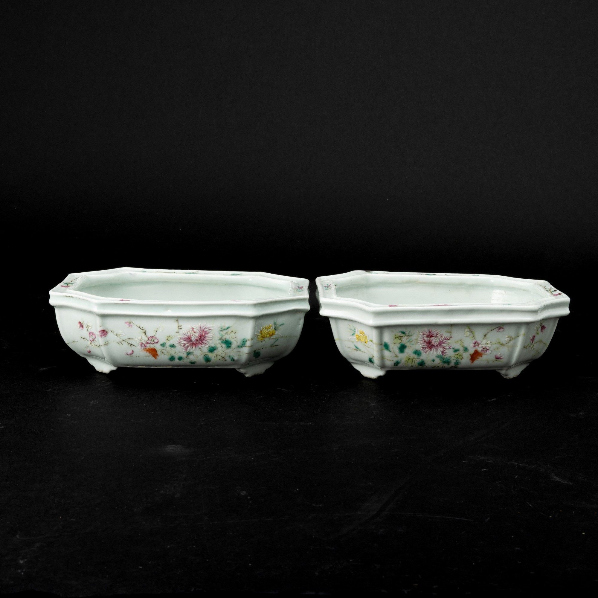 Cina, due vassoi in porcellana Famiglia Rosa, Dinastia Qing, epoca Qianlong (1736-1796)