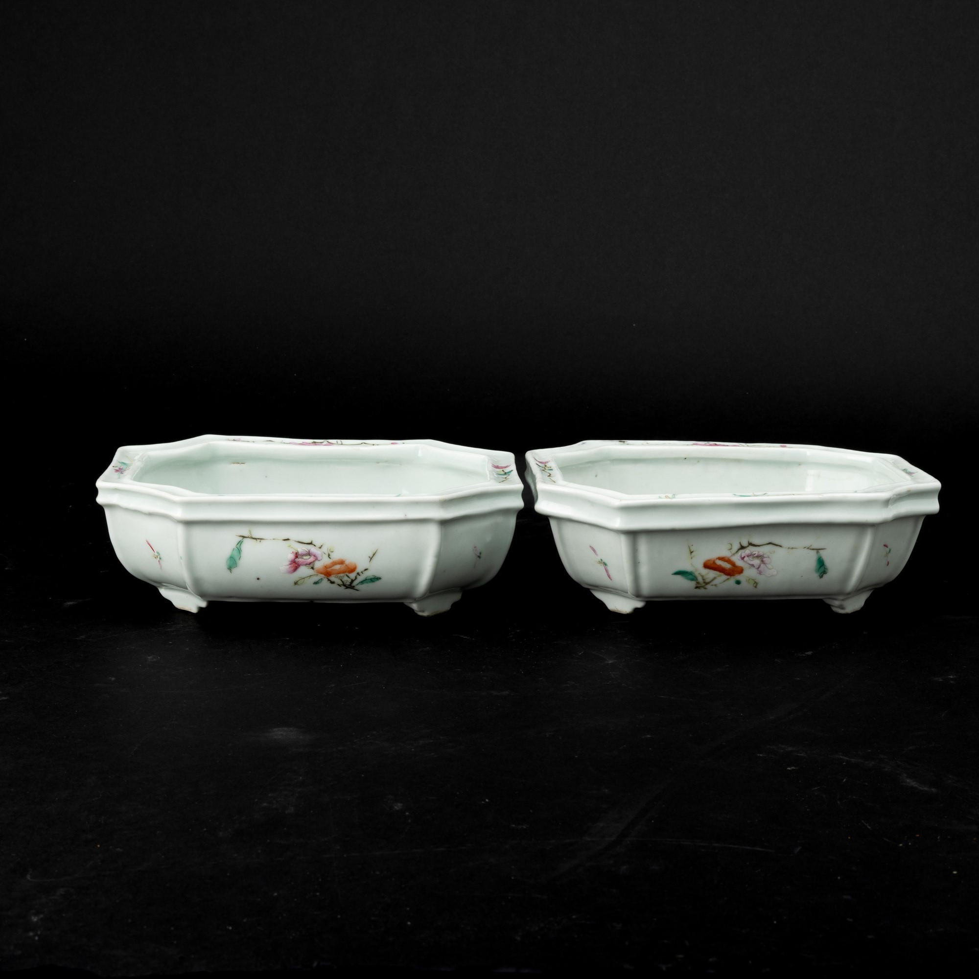 Cina, due vassoi in porcellana Famiglia Rosa, Dinastia Qing, epoca Qianlong (1736-1796)