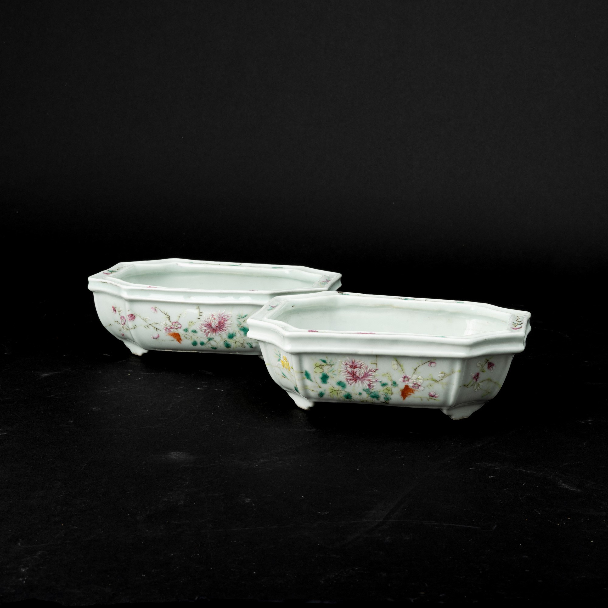 Cina, due vassoi in porcellana Famiglia Rosa, Dinastia Qing, epoca Qianlong (1736-1796)