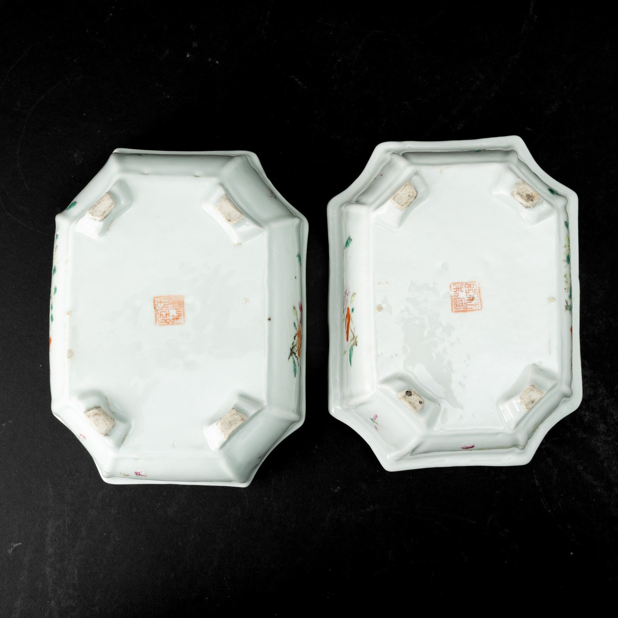 Cina, due vassoi in porcellana Famiglia Rosa, Dinastia Qing, epoca Qianlong (1736-1796)