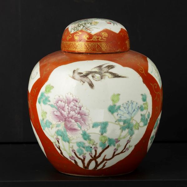 Potiche in porcellana Famiglia Rosa con scena a soggetto naturalistico entro riserva sagomata e decori a motivi floreali, Cina, Dinastia Qing, XX secolo