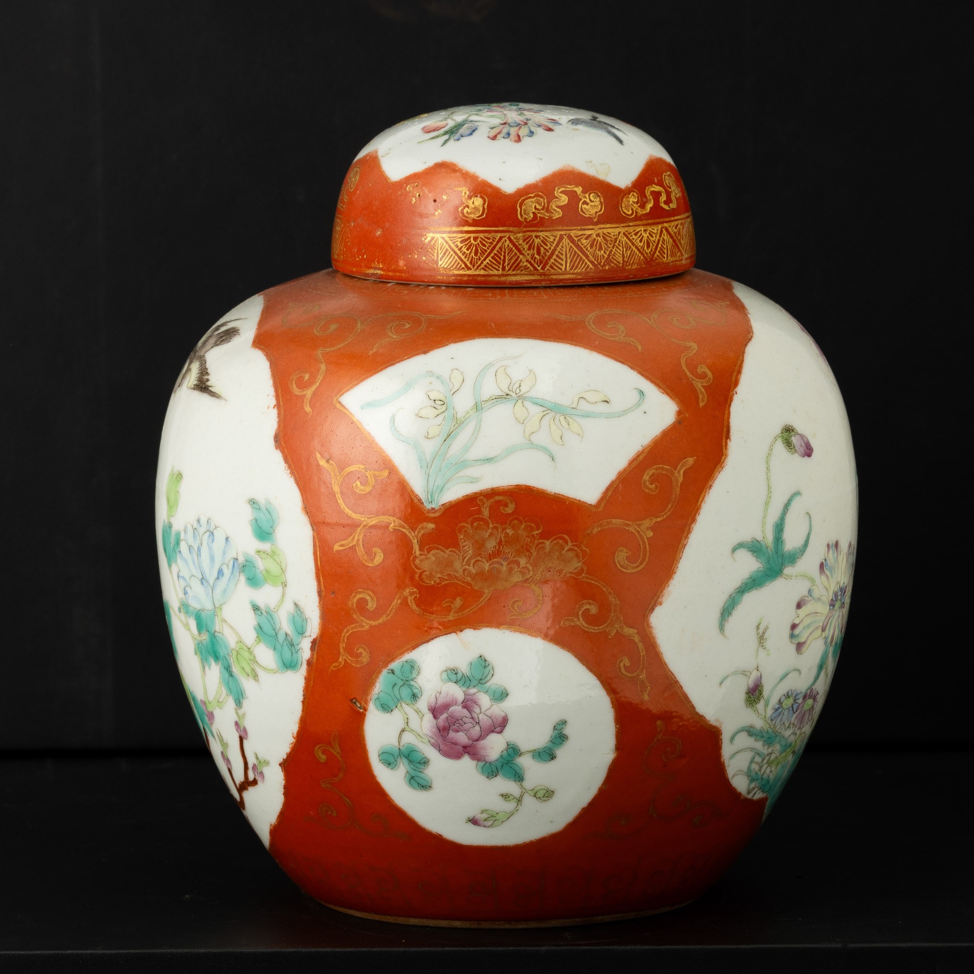 Cina, Potiche in porcellana Famiglia Rosa con scena naturalistica entro riserva sagomata e decori...