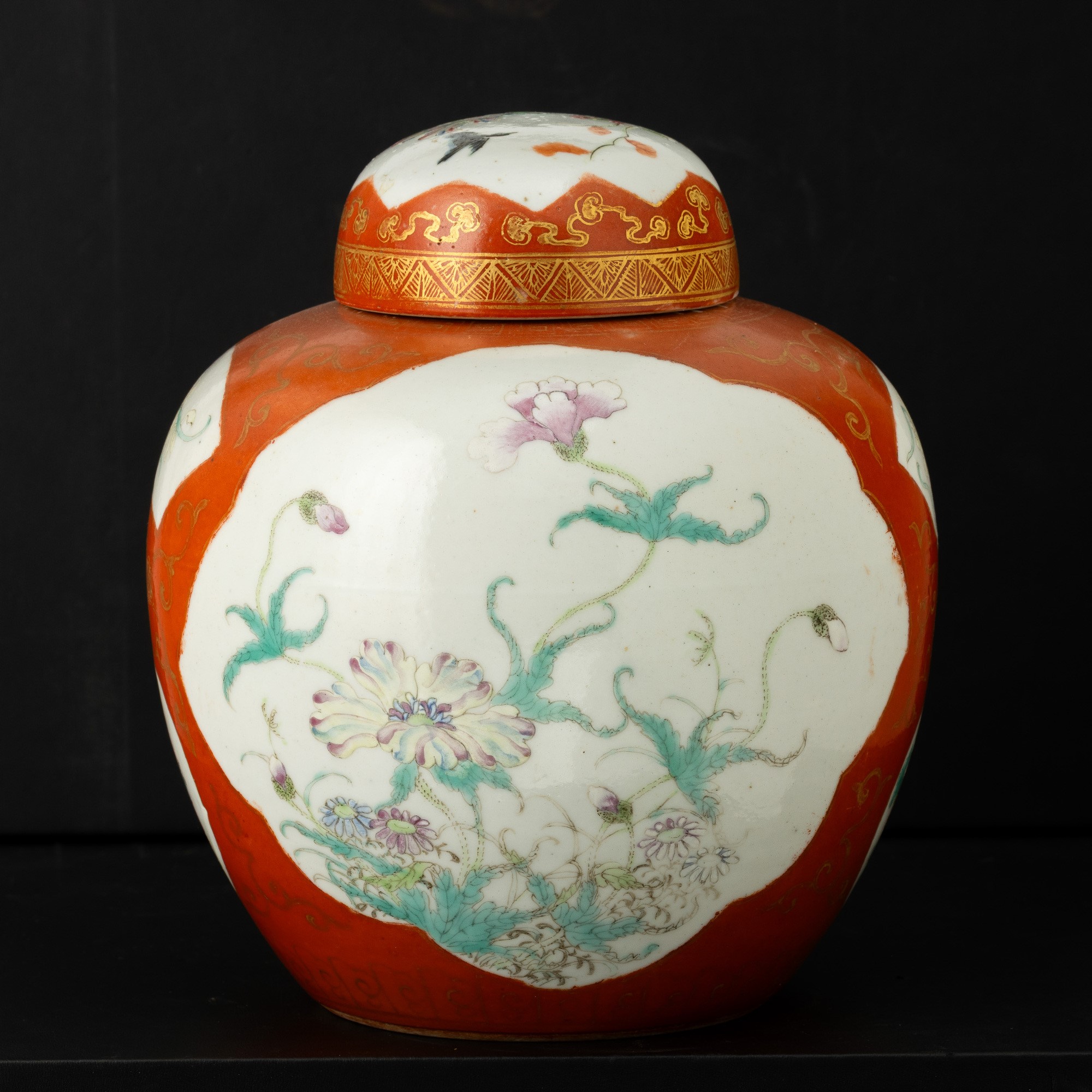 Cina, Potiche in porcellana Famiglia Rosa con scena naturalistica entro riserva sagomata e decori...