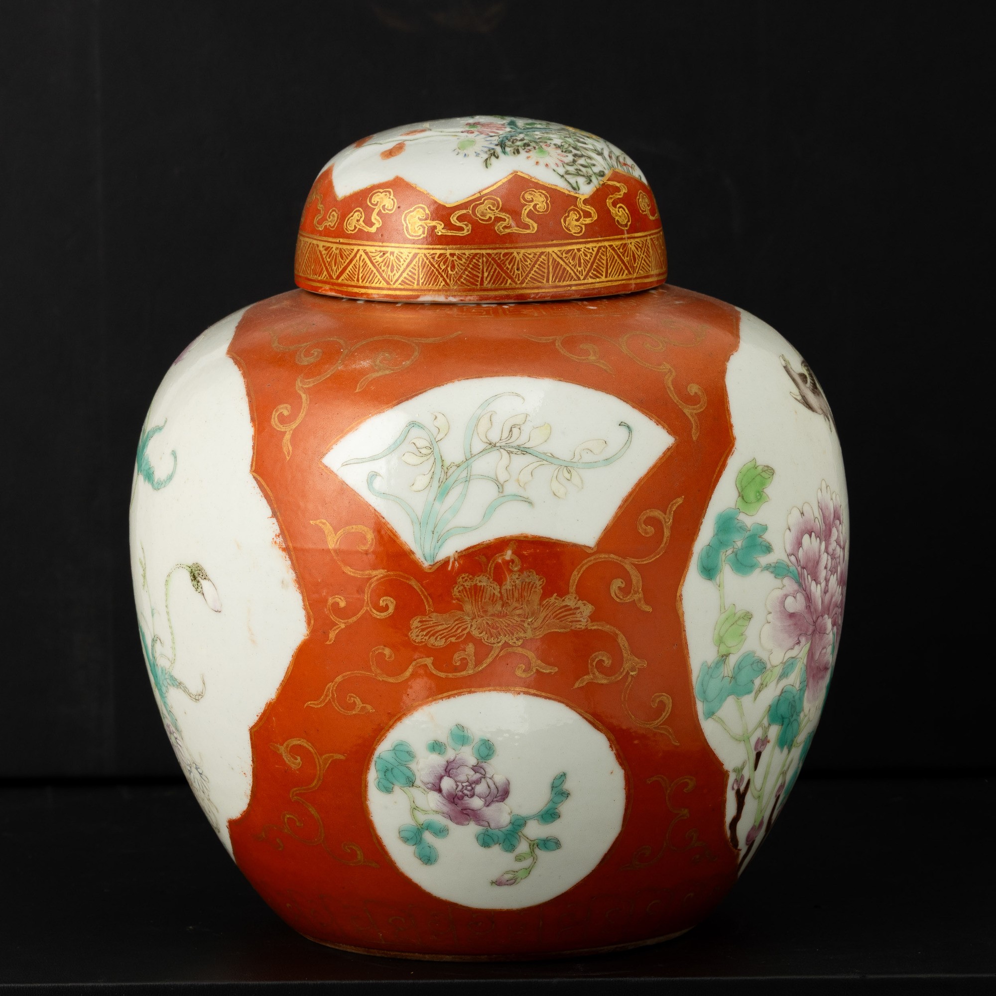 Cina, Potiche in porcellana Famiglia Rosa con scena naturalistica entro riserva sagomata e decori...