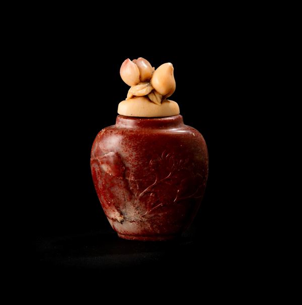 Snuff bottle in pietra dura con presa del coperchio a foggia di fiori, Cina, Repubblica