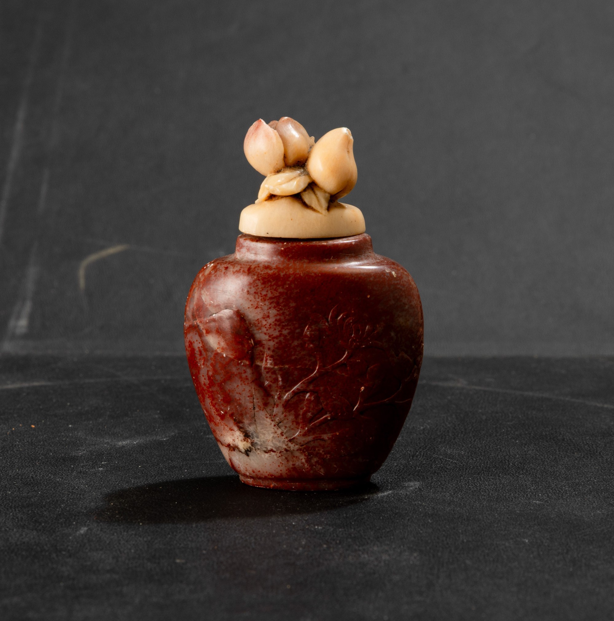 Snuff bottle, Cina (Repubblica), pietra dura con presa del coperchio a foggia di fiori