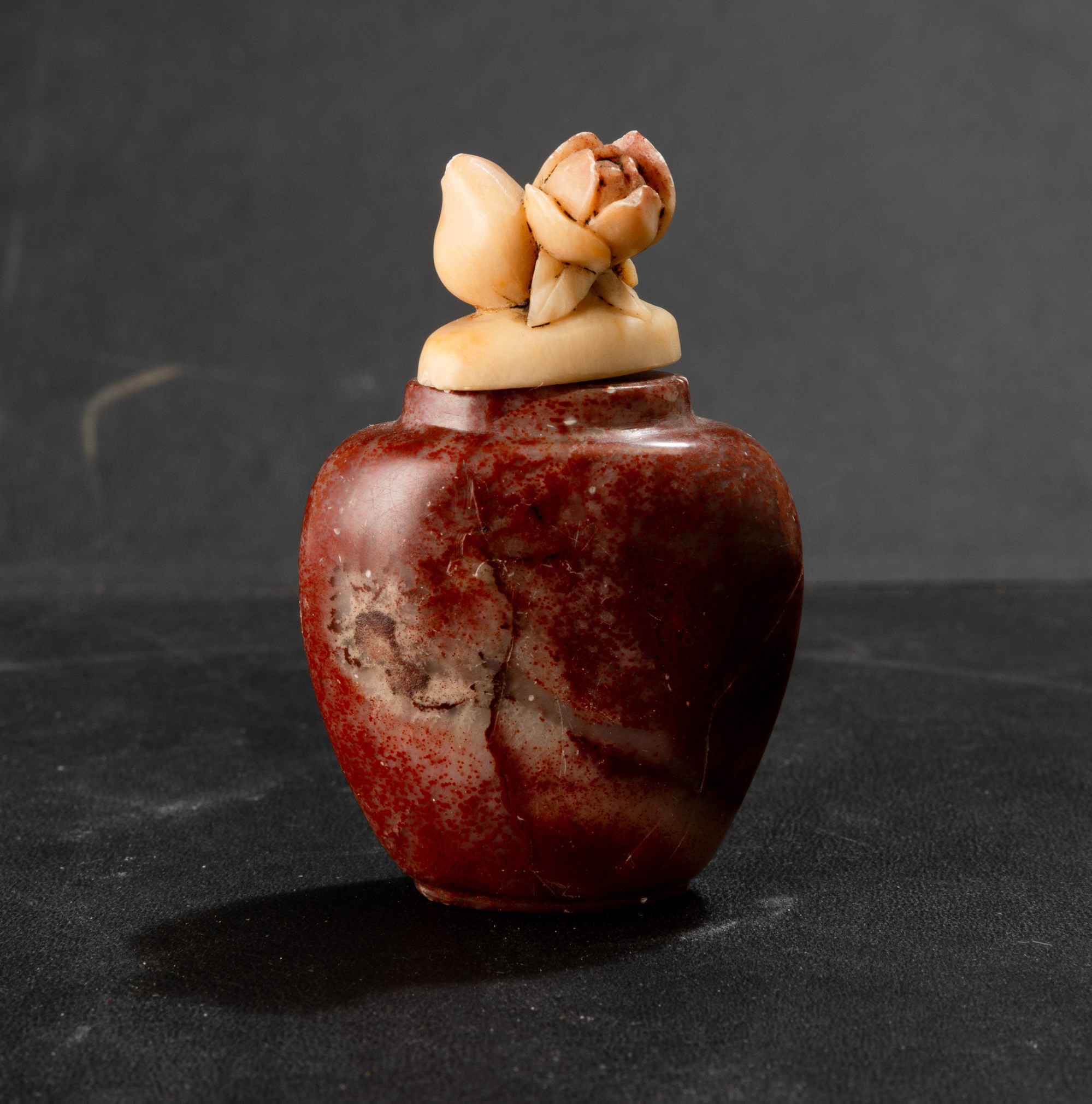 Snuff bottle, Cina (Repubblica), pietra dura con presa del coperchio a foggia di fiori