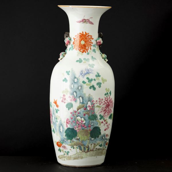 Vaso in porcellana con decori a motivi floreali e a rilievo, Cina, XX secolo