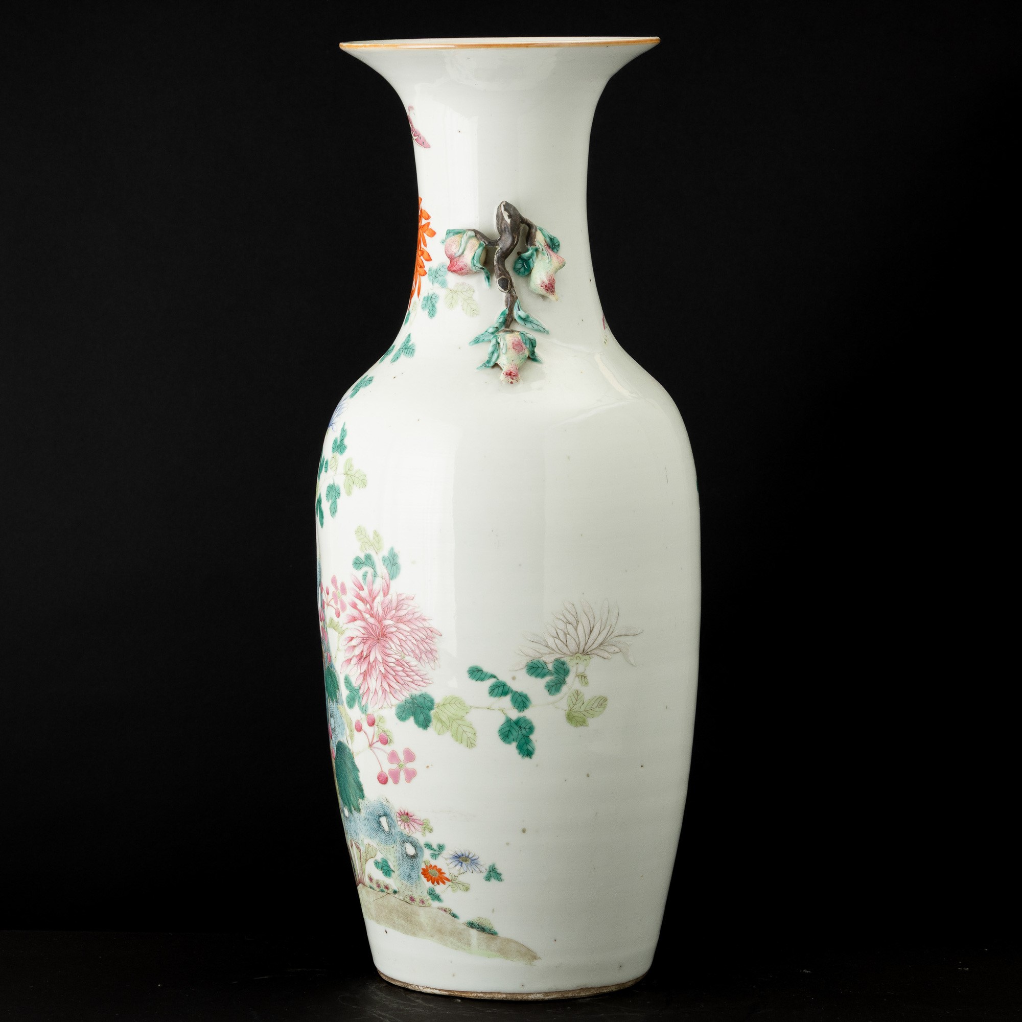 Vaso in porcellana, decori floreali a rilievo, Cina, XX secolo
