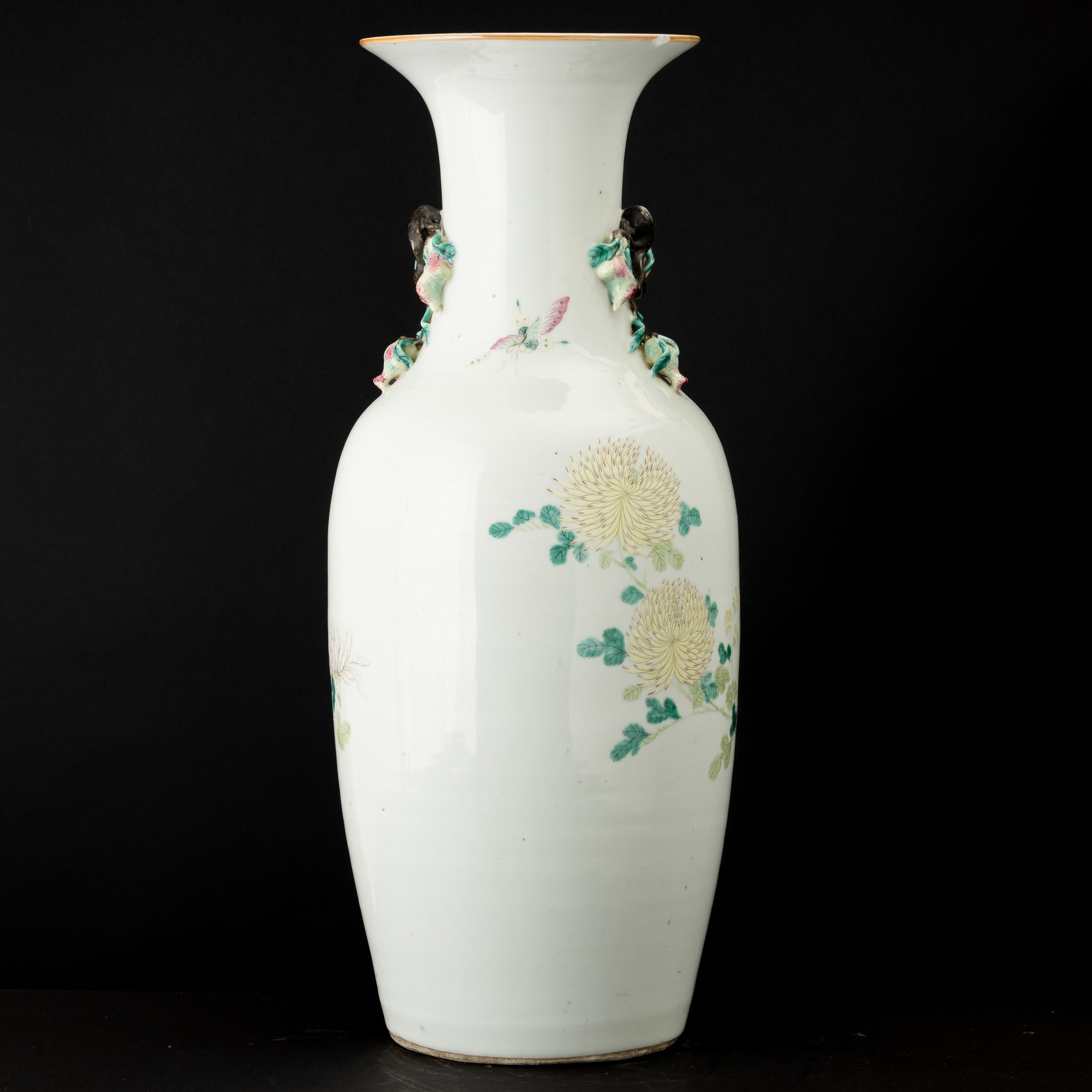 Vaso in porcellana, decori floreali a rilievo, Cina, XX secolo