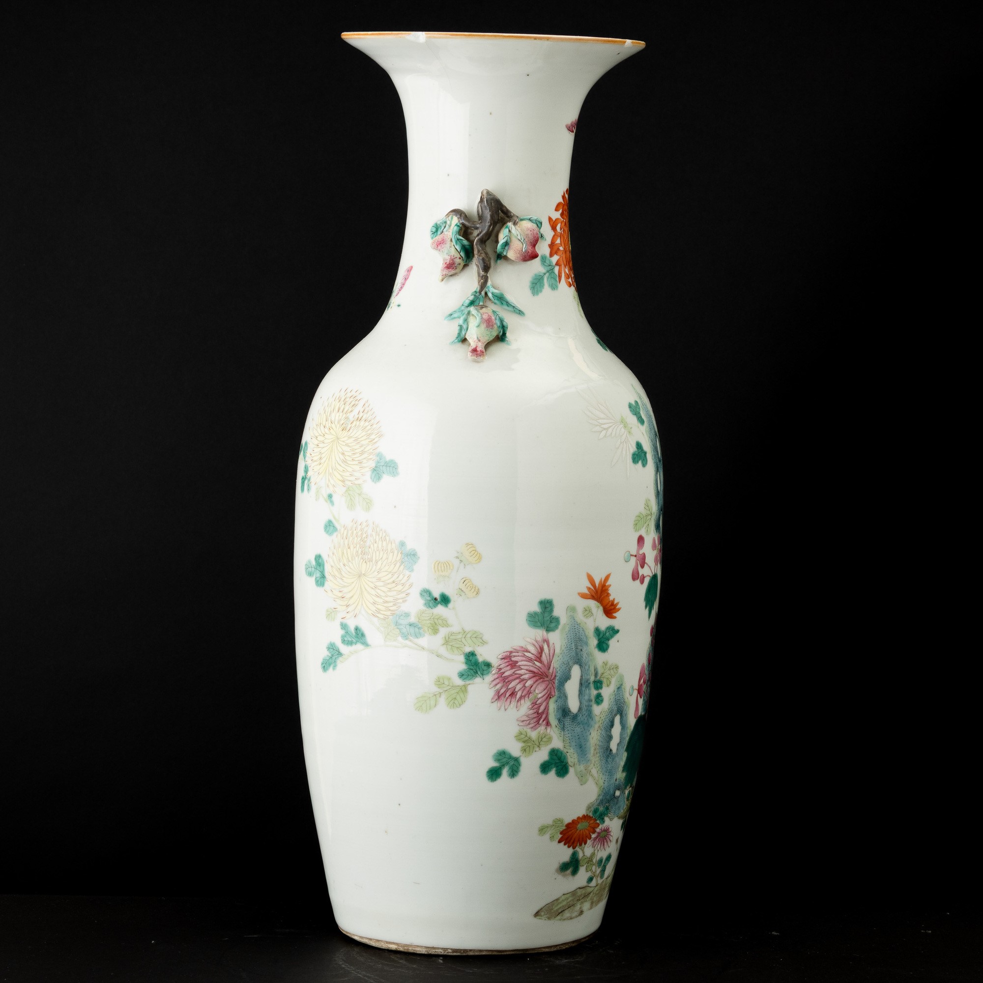 Vaso in porcellana, decori floreali a rilievo, Cina, XX secolo