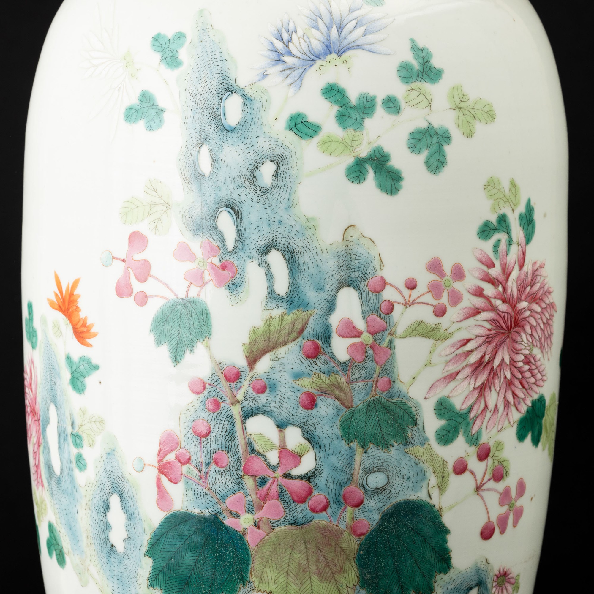 Vaso in porcellana, decori floreali a rilievo, Cina, XX secolo