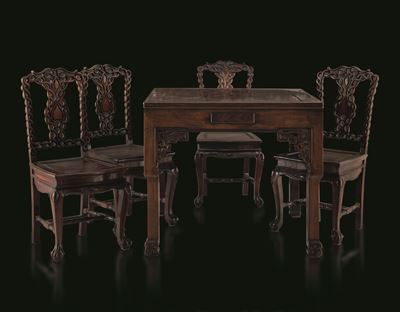 Cina, Tavolo e quattro sedie con intagli in legno, stile dinastia Qing, XIX secolo