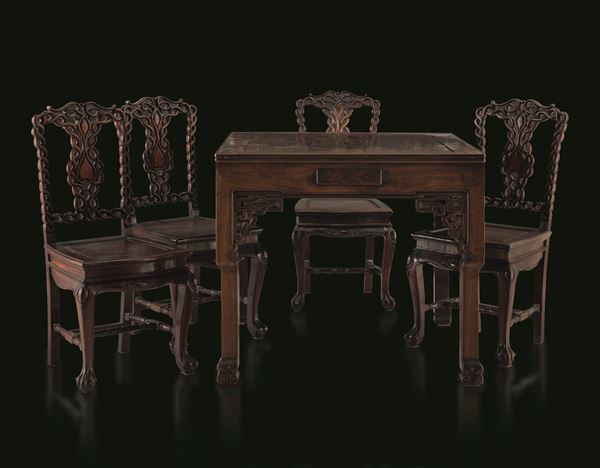 Lotto composto da tavolo e quattro sedie in legno intagliato, Cina, Dinastia Qing, XIX secolo