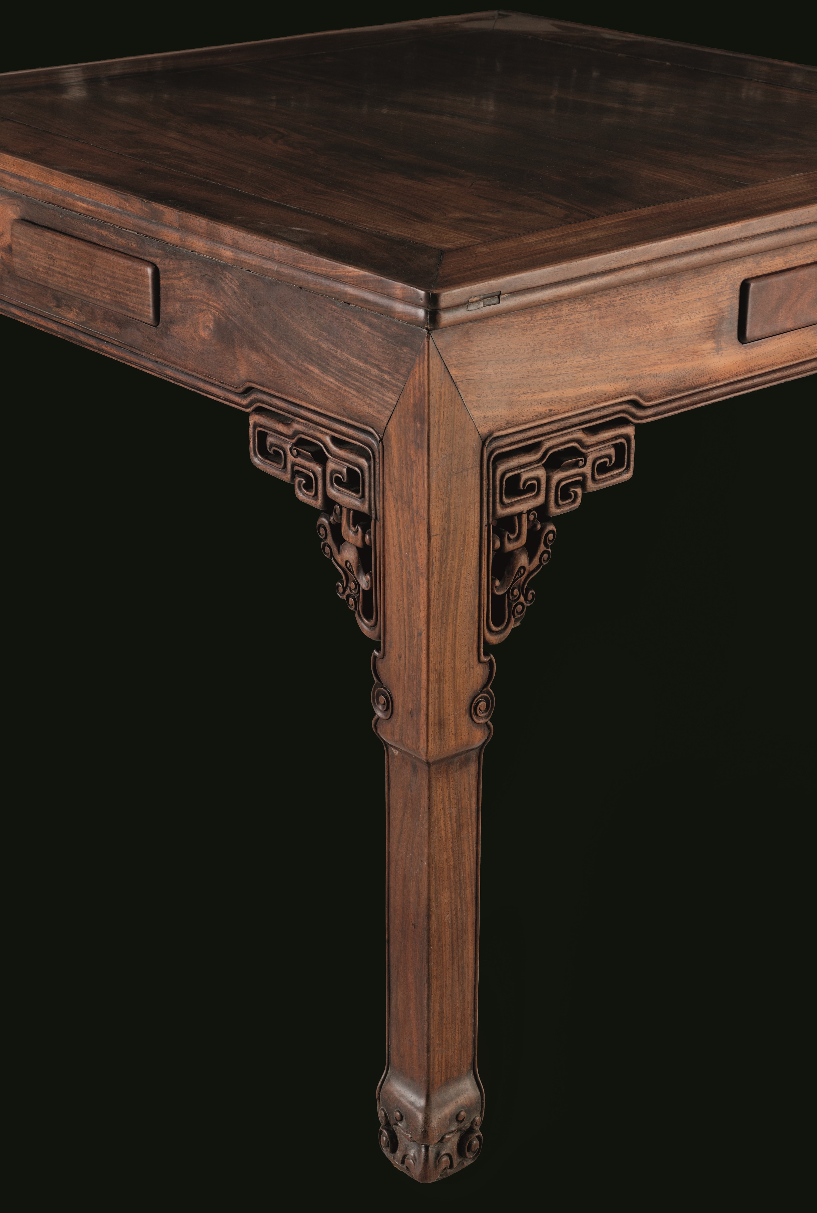 Cina, Tavolo e quattro sedie con intagli in legno, stile dinastia Qing, XIX secolo