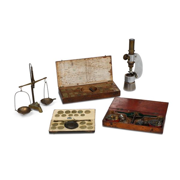 Due bilancini con custodia e pesetti, un bilancino, una custodia con soli pesetti