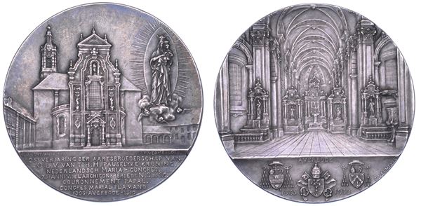 STATO PONTIFICIO. PIO X, 1903-1914.  Medaglia straordinaria in argento 1910. Per il venticinquesimo anniversario dell' Arciconfraternita di nostra signora del Sacro Cuore in occasione dell'incoronazione papale ad Averdobe.