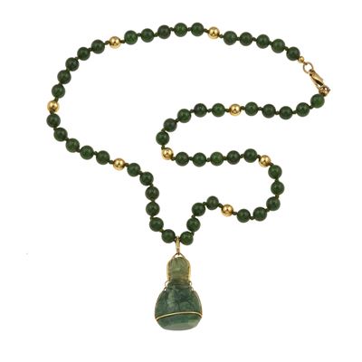 Collana con boules di nefrite e pendente in quarzo inciso, montatura in oro giallo 750/1000