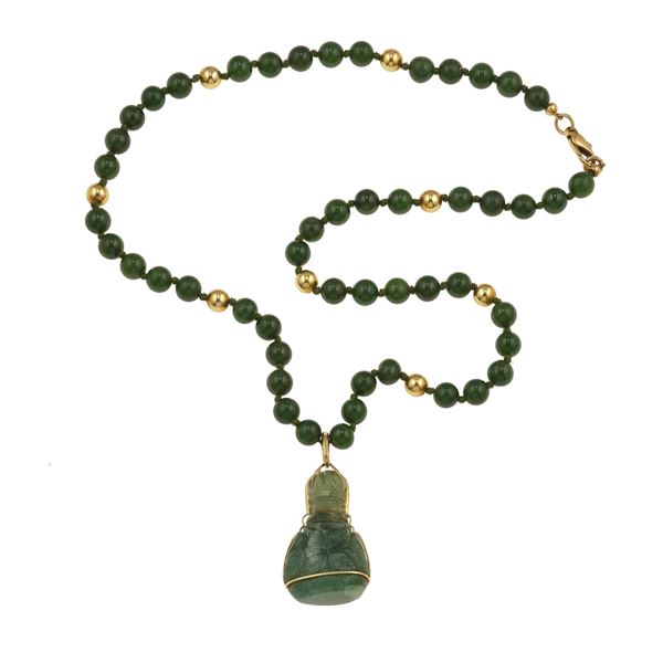 Collana con boules di nefrite, pendente in quarzo inciso