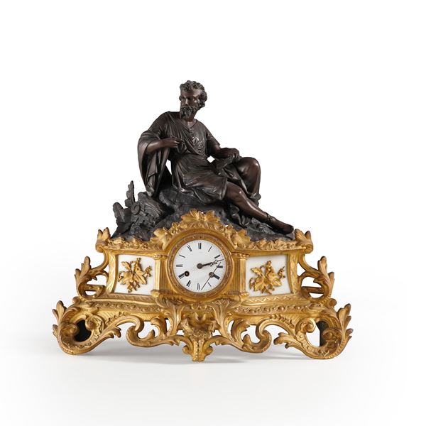 Pendola da tavolo in bronzo brunito, laccato e dorato. XIX secolo