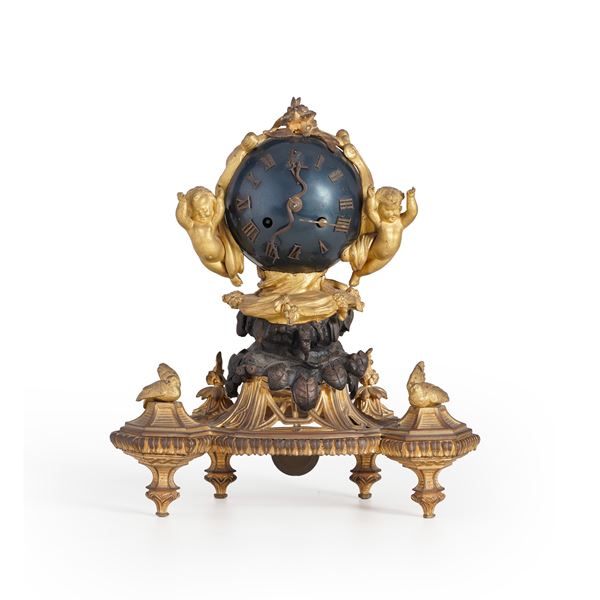 Pendola da tavolo in bronzo brunito e bronzo dorato. XIX secolo