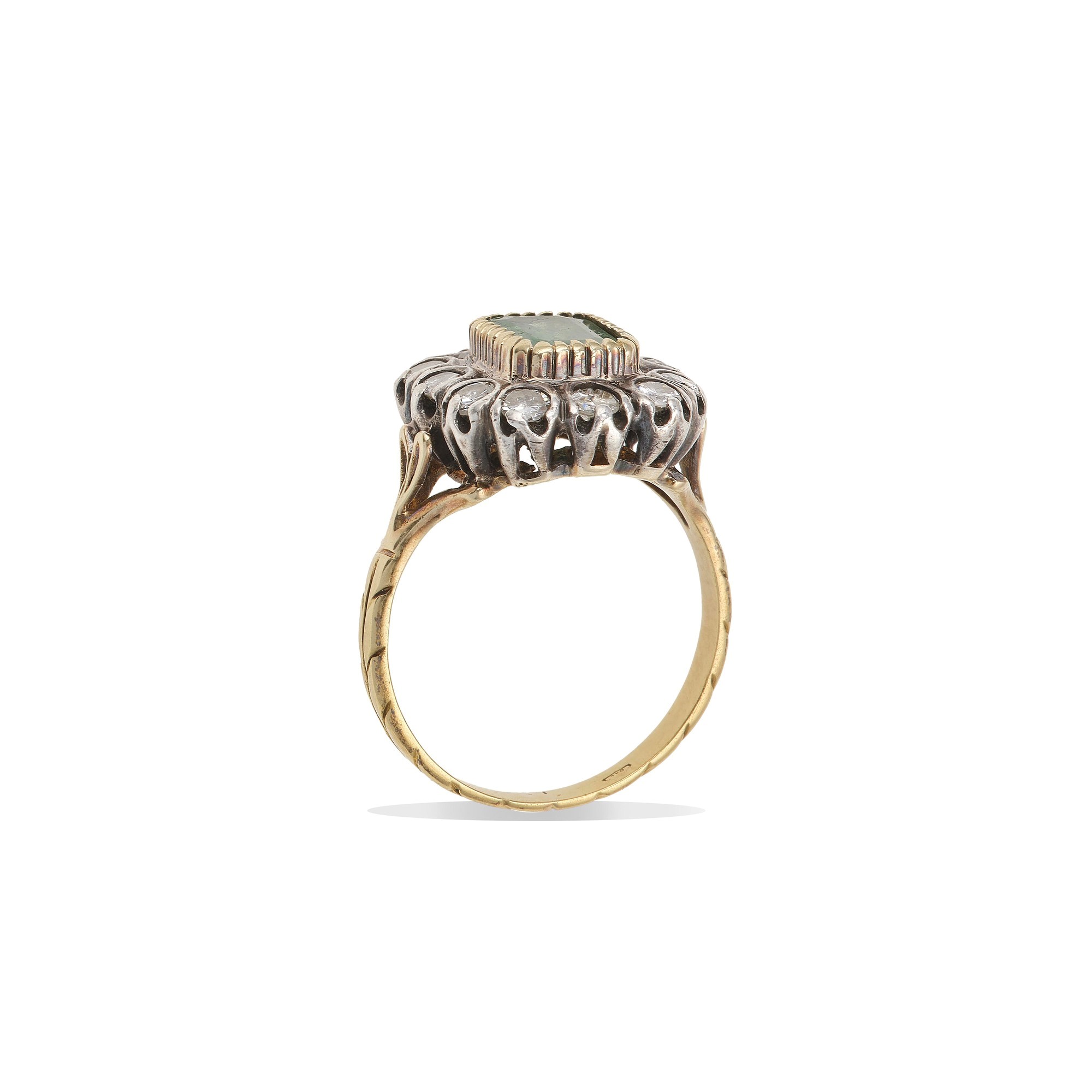 Anello con smeraldo e diamanti, montatura in oro giallo 750/1000 e argento