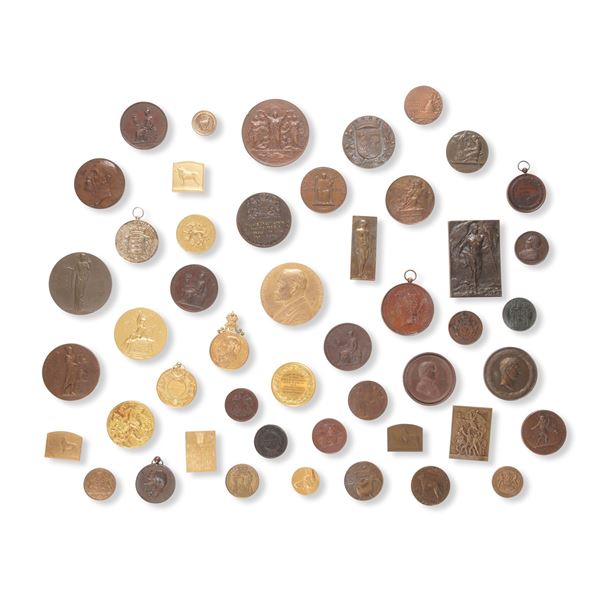 Quarantotto medaglie e placchette commemorative in bronzo e metallo. XX secolo