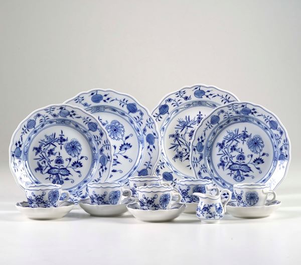 Elementi di un servizio “Zwiebelmuster”.<BR>Meissen, XX secolo.