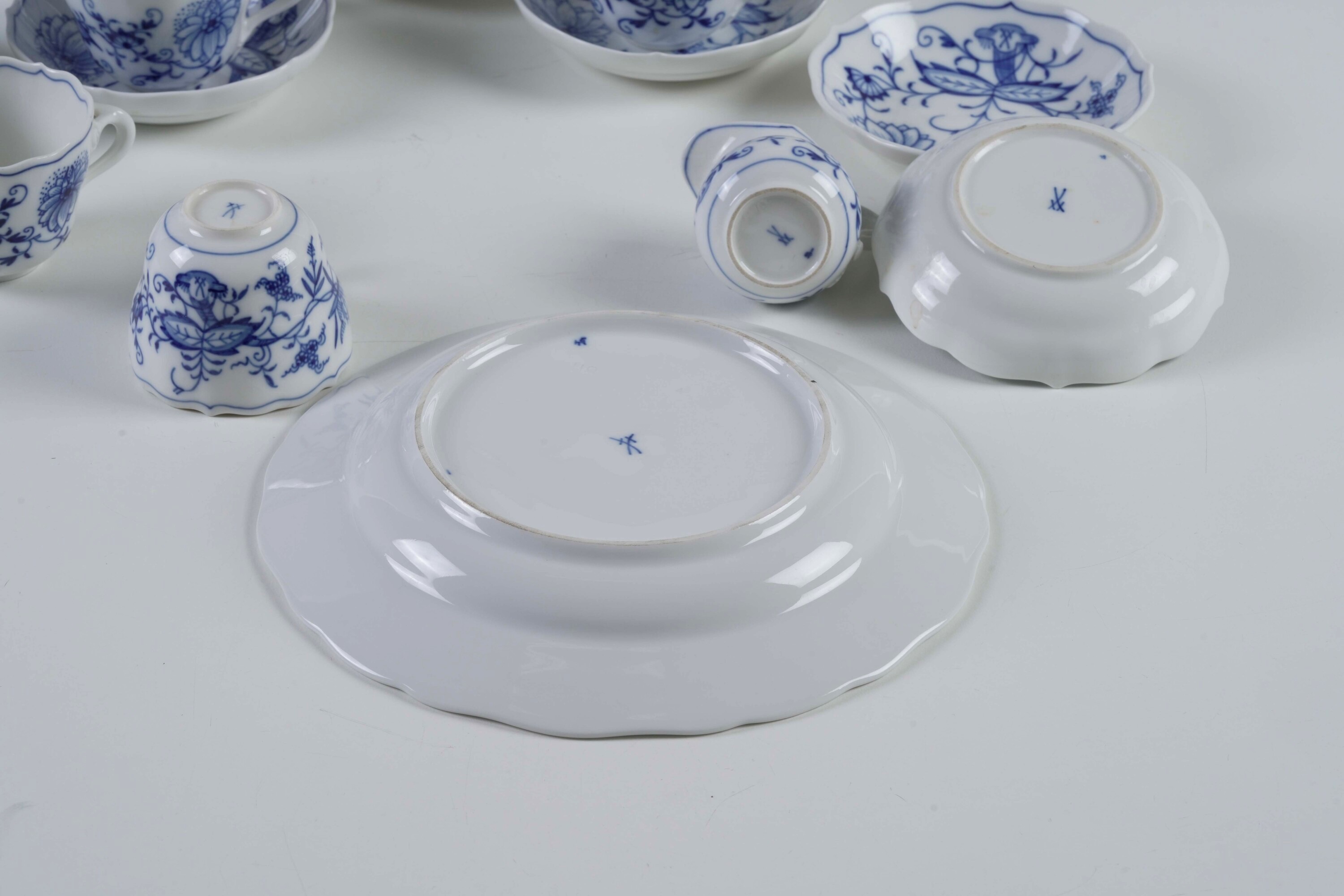 Elementi di un servizio “Zwiebelmuster”. Meissen, XX secolo.