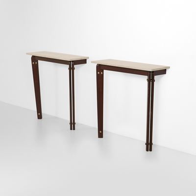 Italia, Due consoles, struttura in legno con piano in travertino e dettagli in ottone, stile indu...