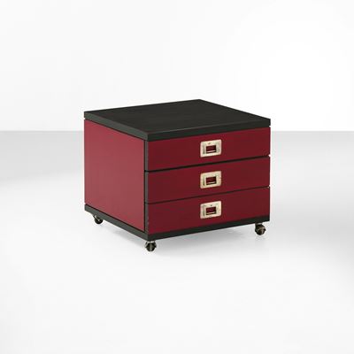 Comodino in legno laccato ed ebanizzato con maniglie in ottone nichelato