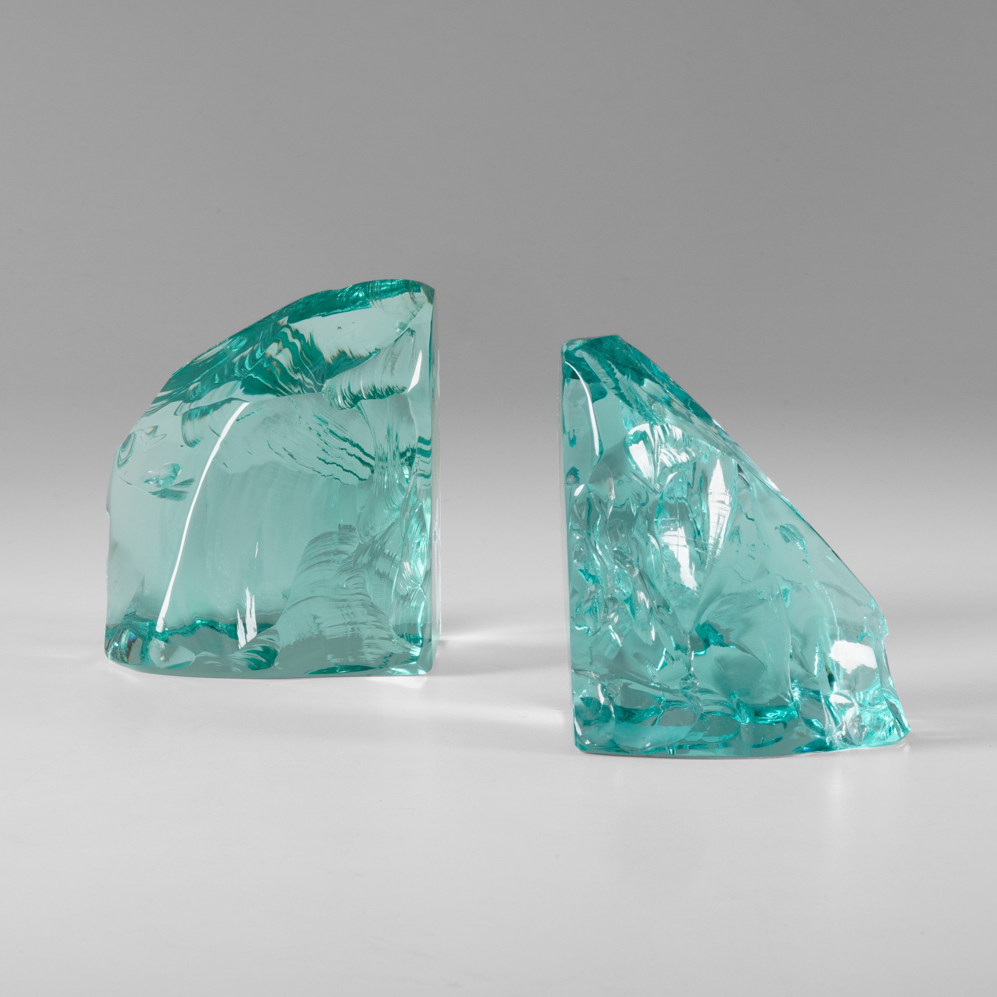 Fontana Arte - Due fermalibri in cristallo colorato scalpellato (mod. 1977)