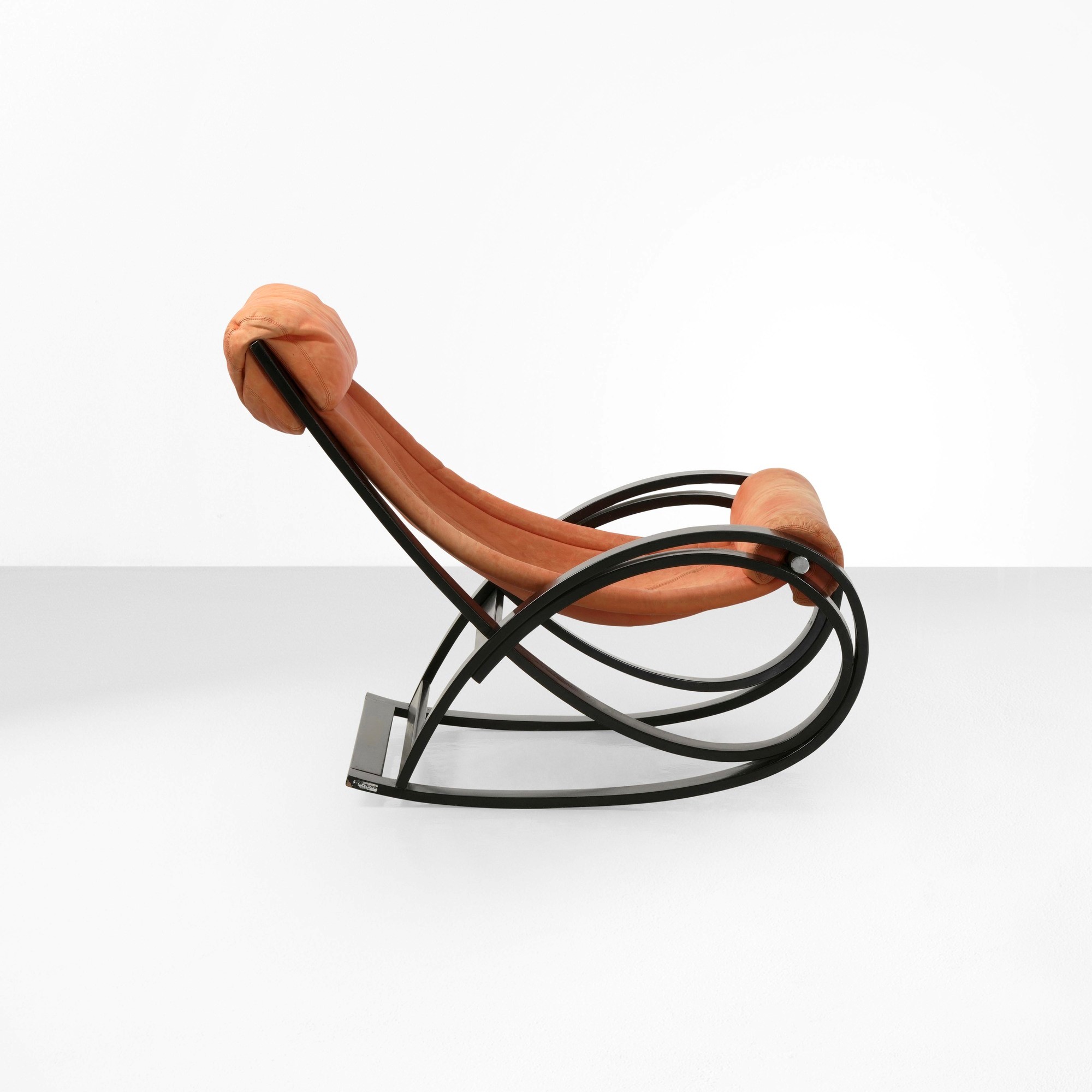 Gae Aulenti - Poltrona a dondolo mod. Sgarsul in legno laccato curvato e cuoio