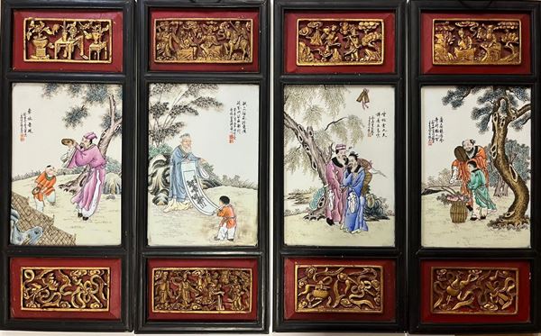 Lotto composto da quattro pannelli in porcellana policroma raffiguranti scene di saggi con iscrizioni, Cina, XX secolo