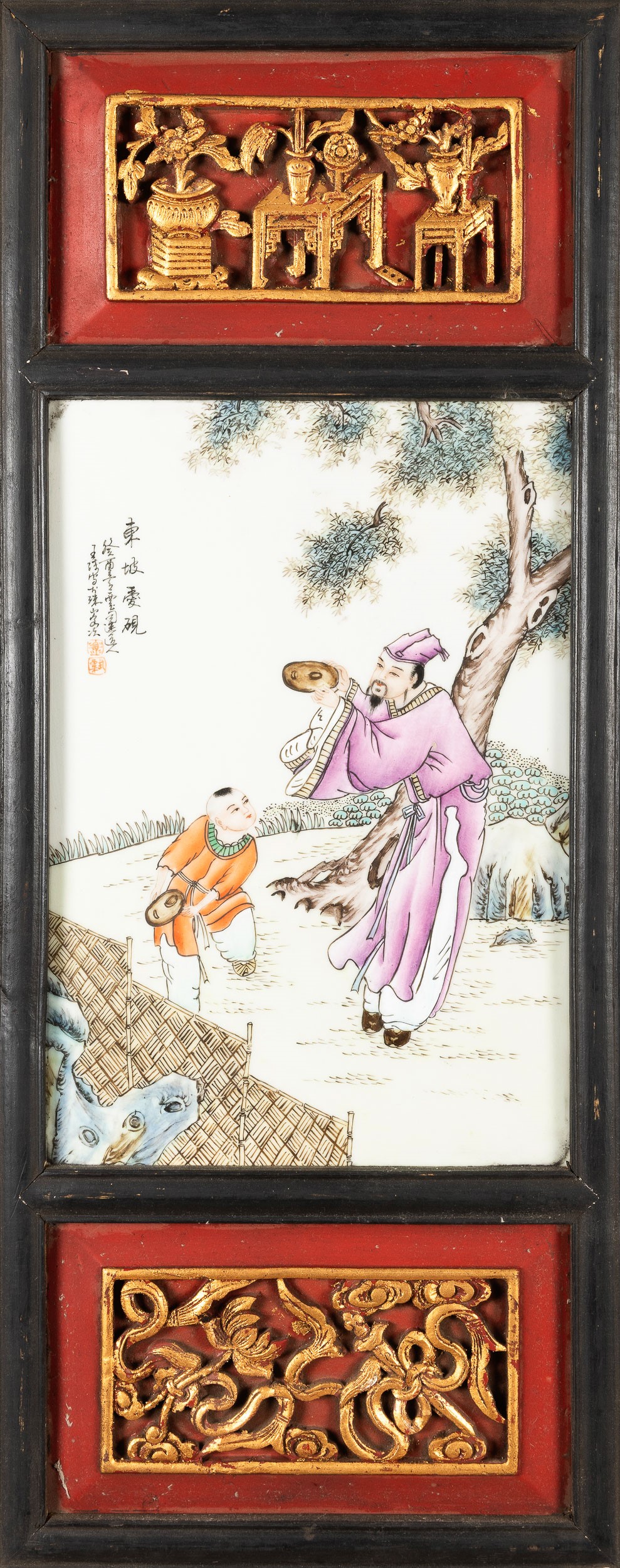 Lotto composto da quattro pannelli in porcellana policroma con scene di saggi e iscrizioni, Cina,...