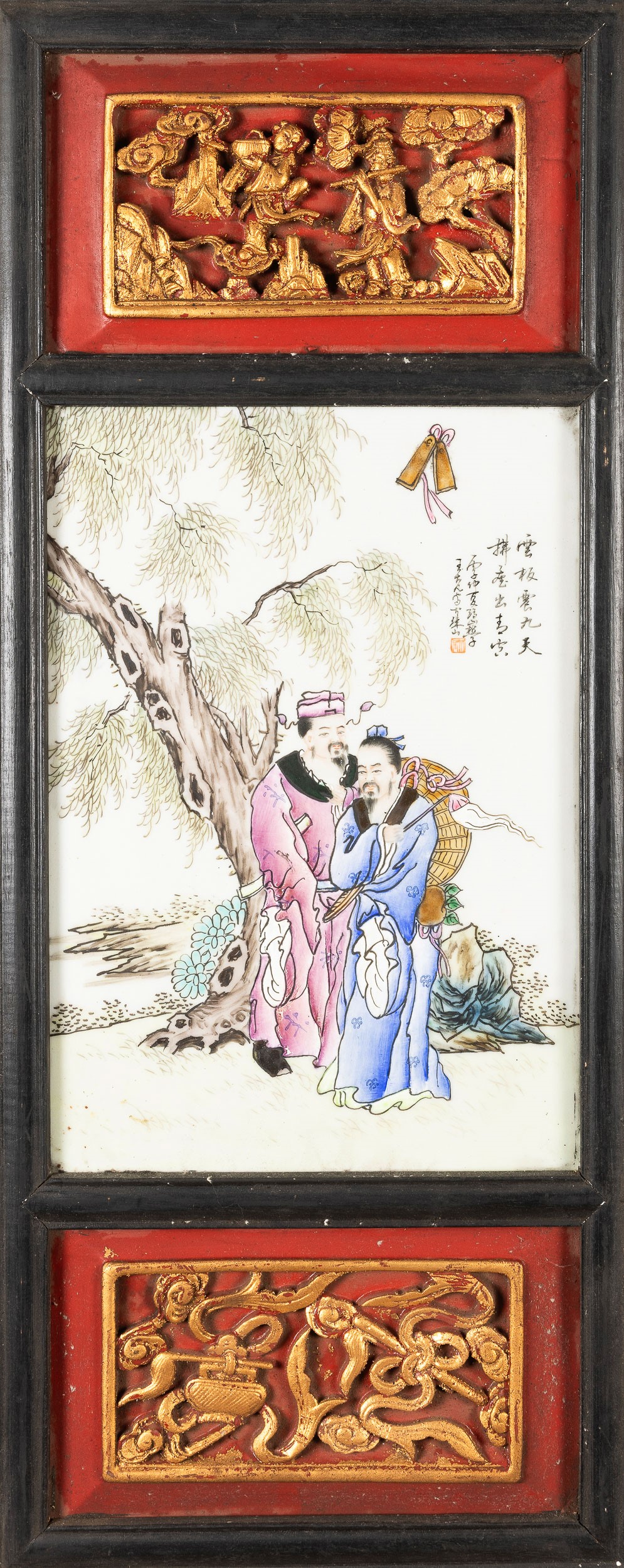 Lotto composto da quattro pannelli in porcellana policroma con scene di saggi e iscrizioni, Cina,...