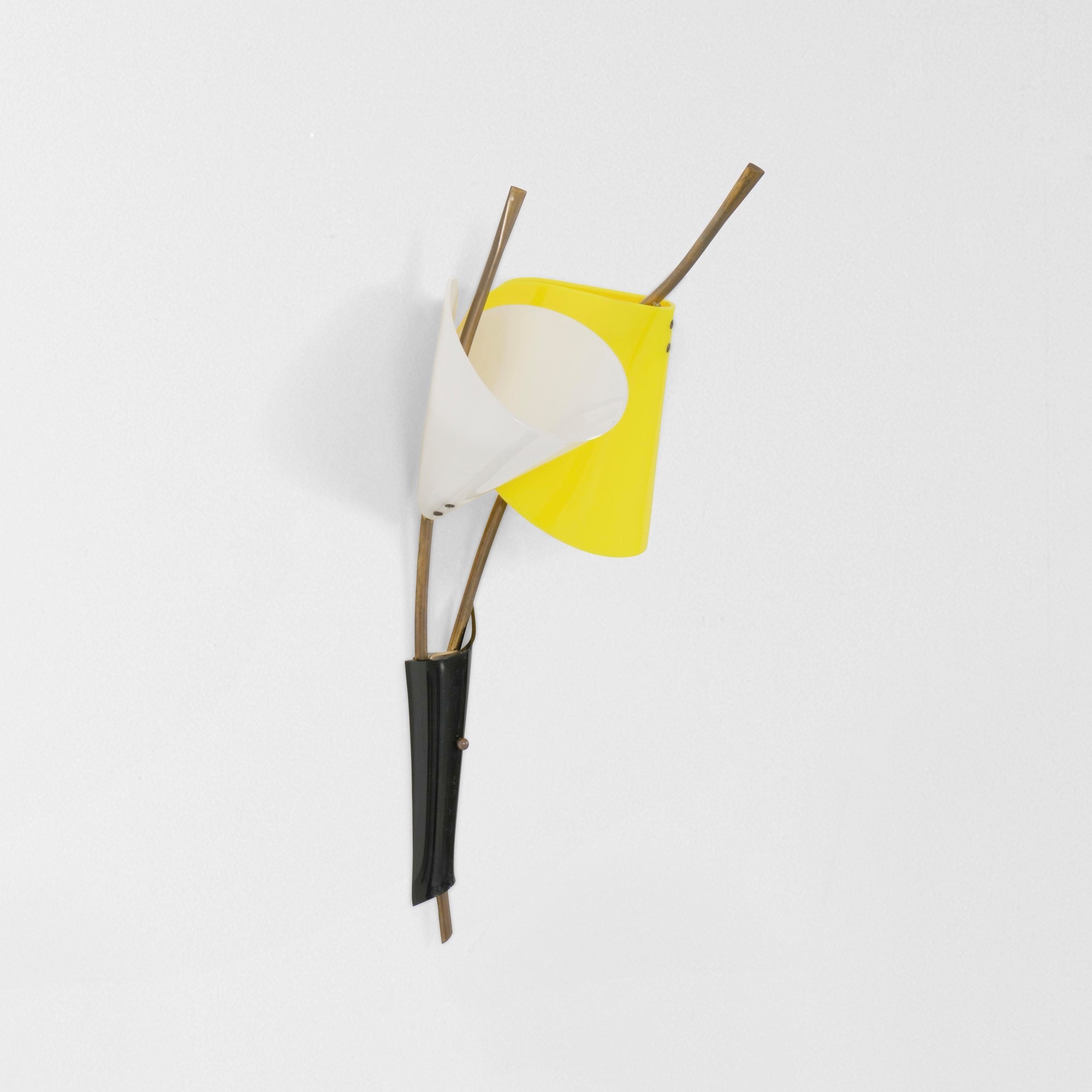 Lampada da parete italiana, struttura in ottone e metallo laccato con diffusori in perspex (produ...