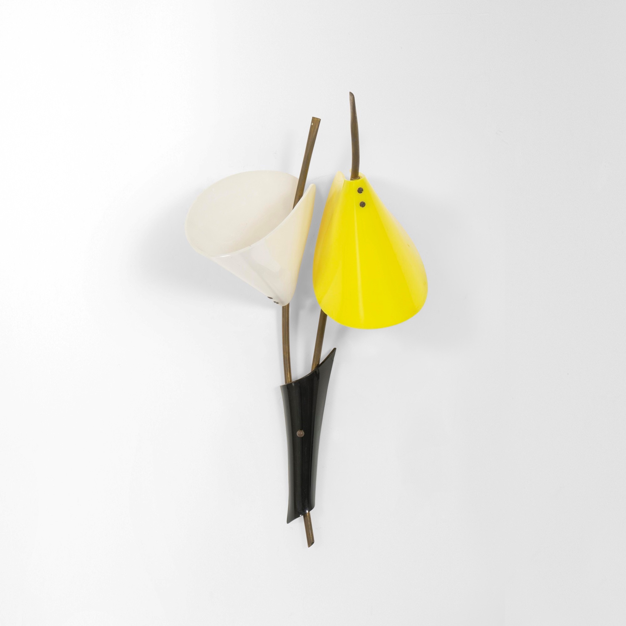 Lampada da parete italiana, struttura in ottone e metallo laccato con diffusori in perspex (produ...