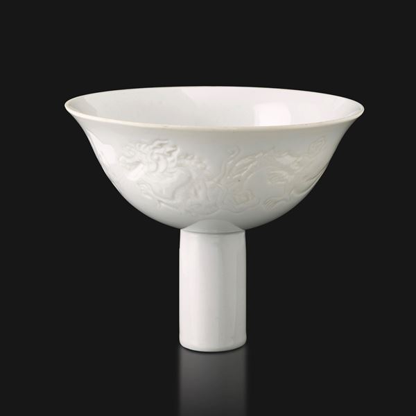 Coppa in porcellana bianca con motivi incisi raffiguranti draghi, Cina, Dinastia Qing, XIX secolo