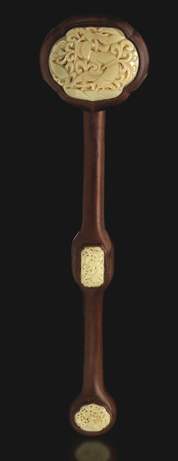 Ruyi in legno con decori in giada bianca traforata, Cina, Dinastia Qing, XIX secolo