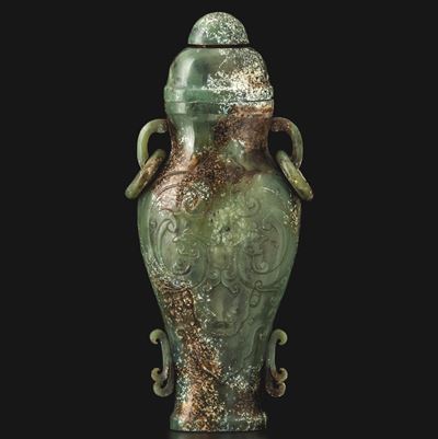 Cina, Vaso biansato in giada verde con motivi geometrici incisi in stile arcaico, Dinastia Qing (...