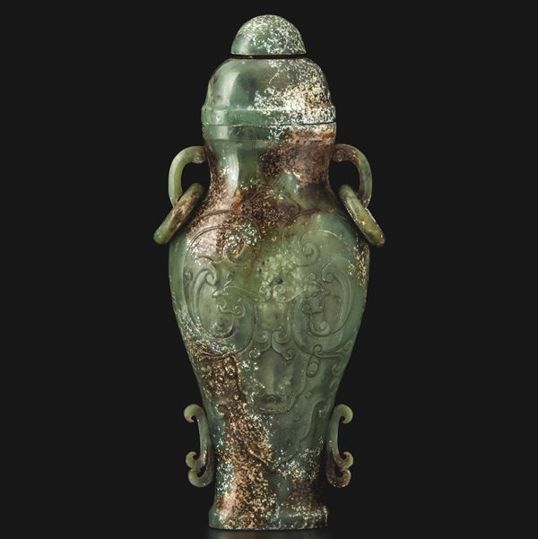 Vaso biansato in giada verde con motivi geometrici incisi in stile arcaico, Cina, Dinastia Qing, XVIII secolo