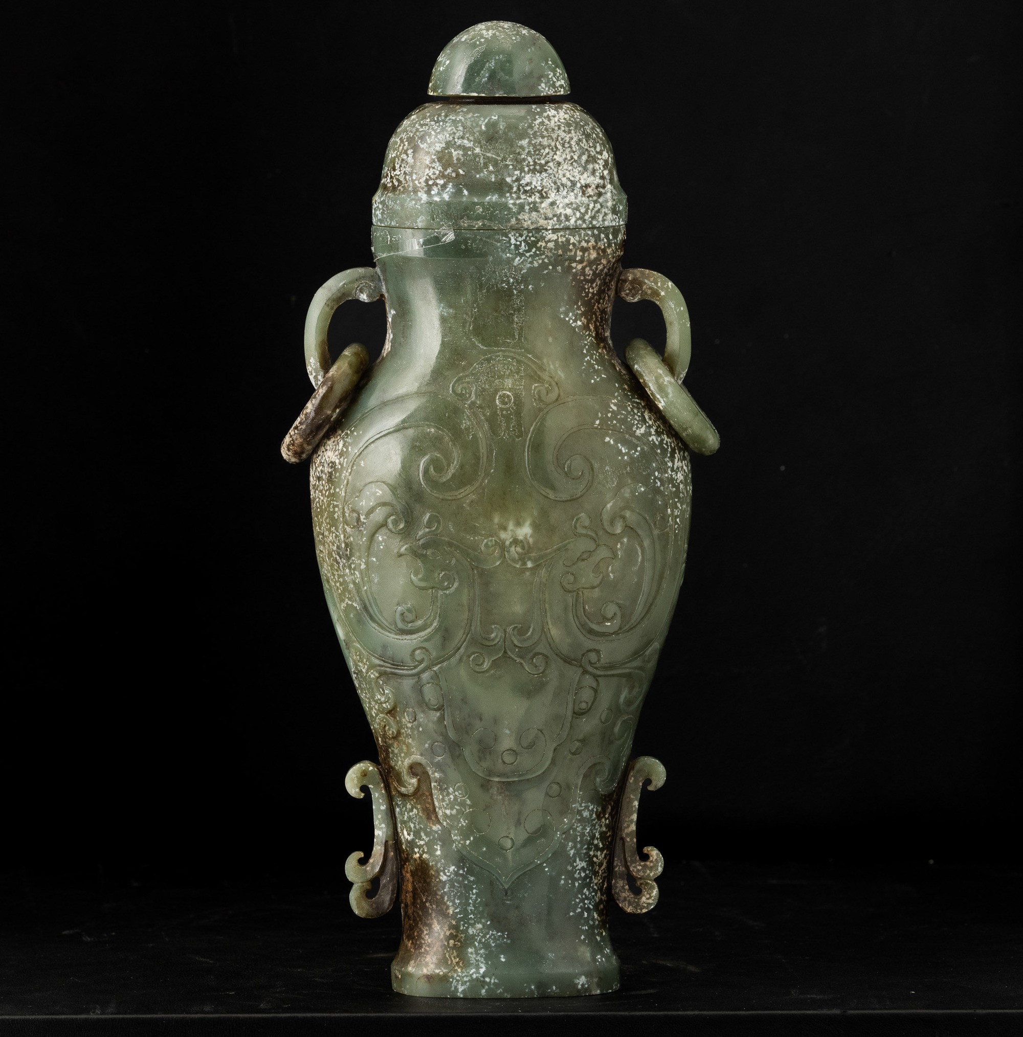 Cina, Vaso biansato in giada verde con motivi geometrici incisi in stile arcaico, Dinastia Qing (...